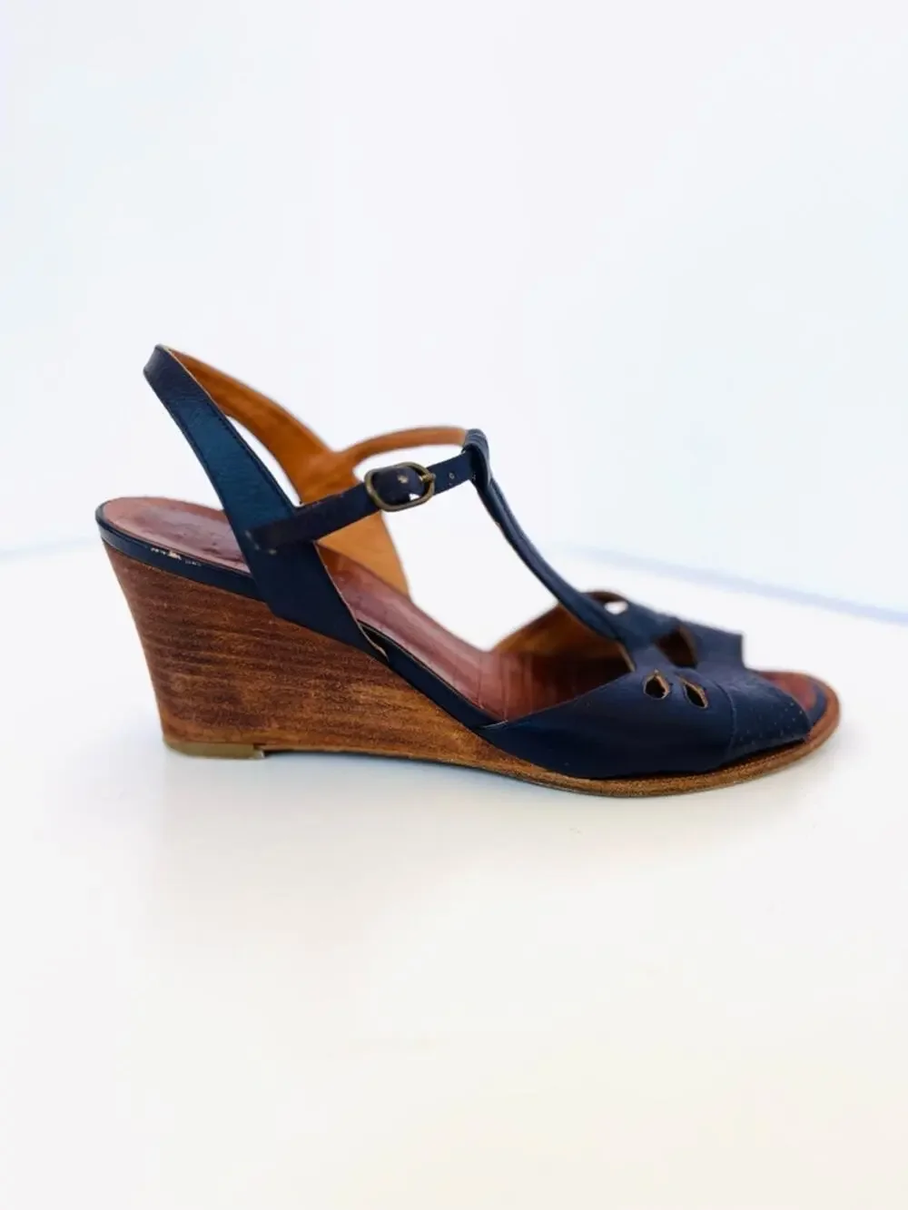 Chie Mihara Navy Blue Leather T-Strap Wedge Cutout Sandals Size 38 70s Style